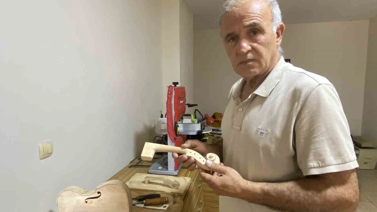 Annesinin Altınlarıyla Aldığı Keman, Emeklilikte Mesleği Oldu