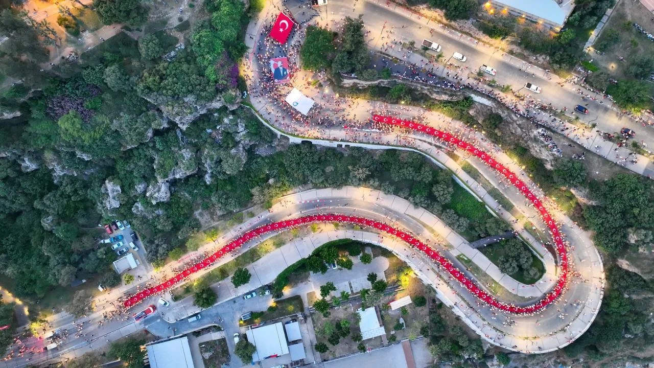 Antalya’da 400 Metrelik Türk Bayrağıyla Fener Alayı