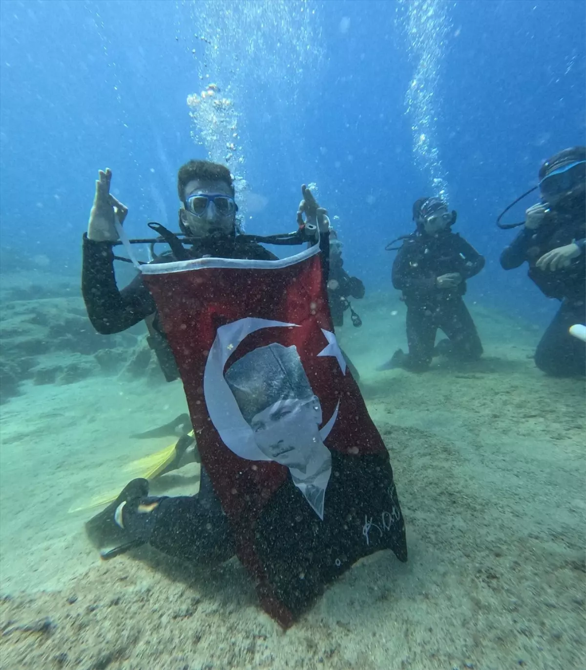 Denizin Altında Dev Türk Bayrağı