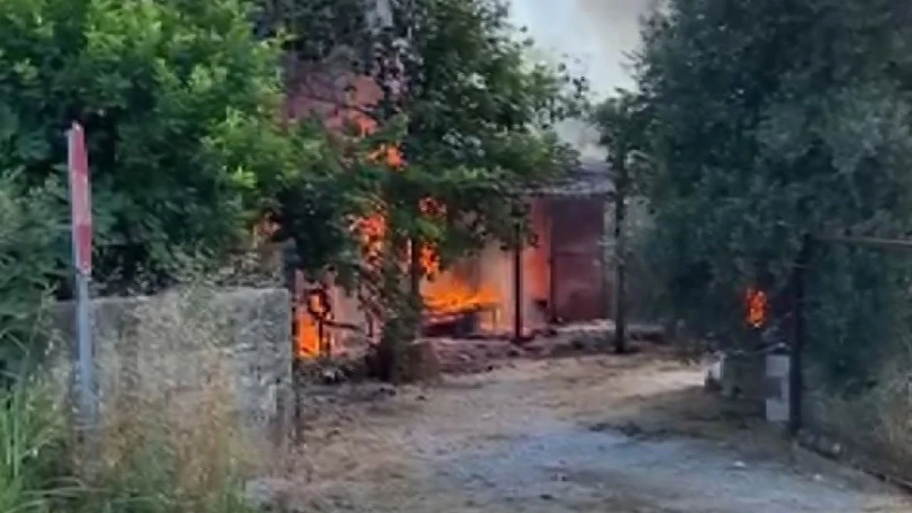Serik’te Korkutan Yangın: Ev ve Traktör Küle Döndü