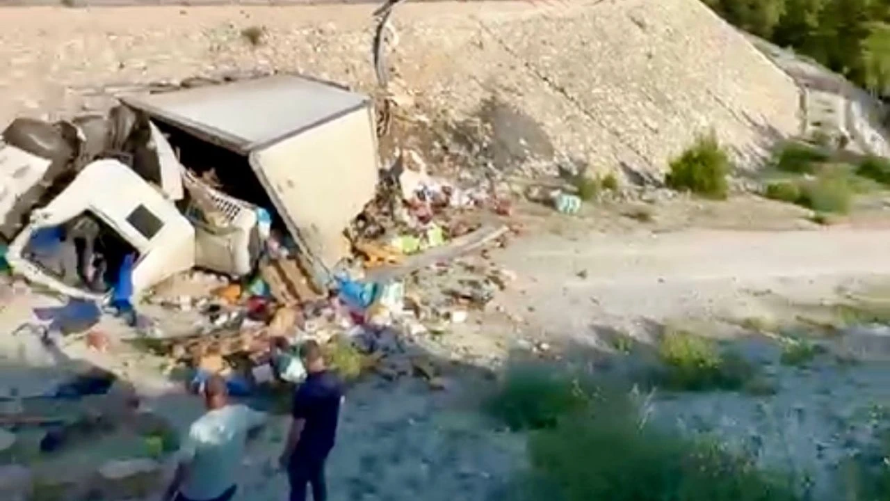 Antalya’da Kontrolden Çıkan Kamyon Boşluğa Yuvarlandı