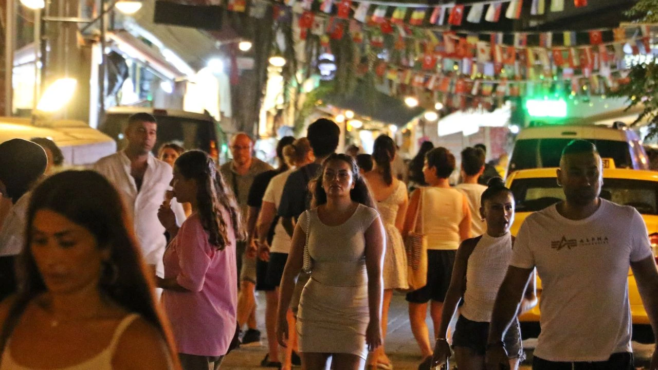Kaleiçi Geceleri Canlanıyor: 82 Kişilik Mahallede Gece Nüfusu 10 Bini Aşıyor