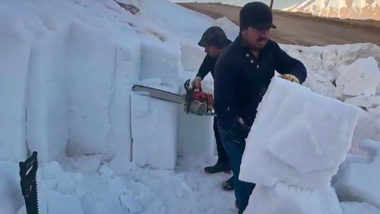 Antalya’da Yaz Geleneği: Torosların Karıyla Serinleten ‘Karlama’ Pazarlarda Yoğun İlgi Görüyor