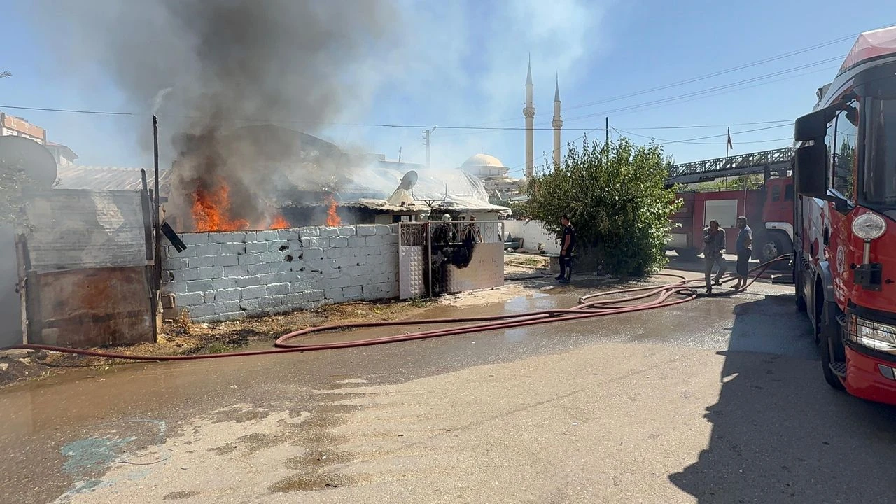 Antalya’da Gecekondu Yangını: 2 Ev Küle Döndü