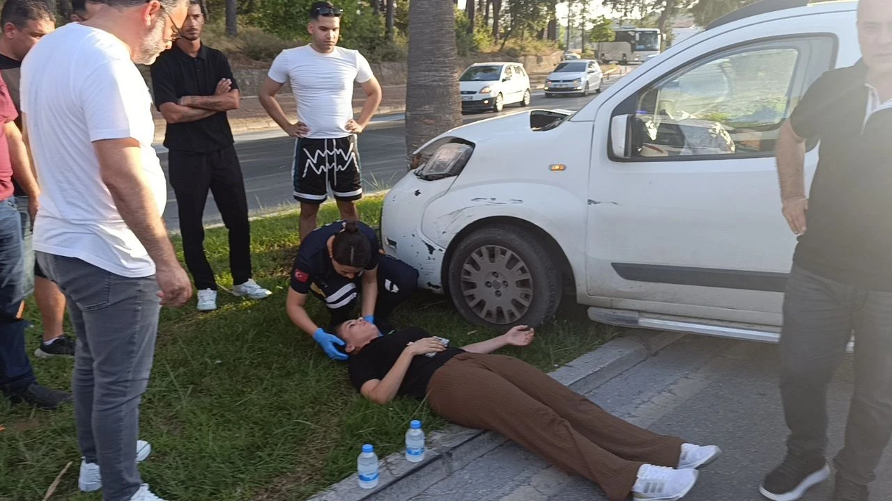 Palmiyeye Çarpan Araçta Kadın Sürücü Yaralandı
