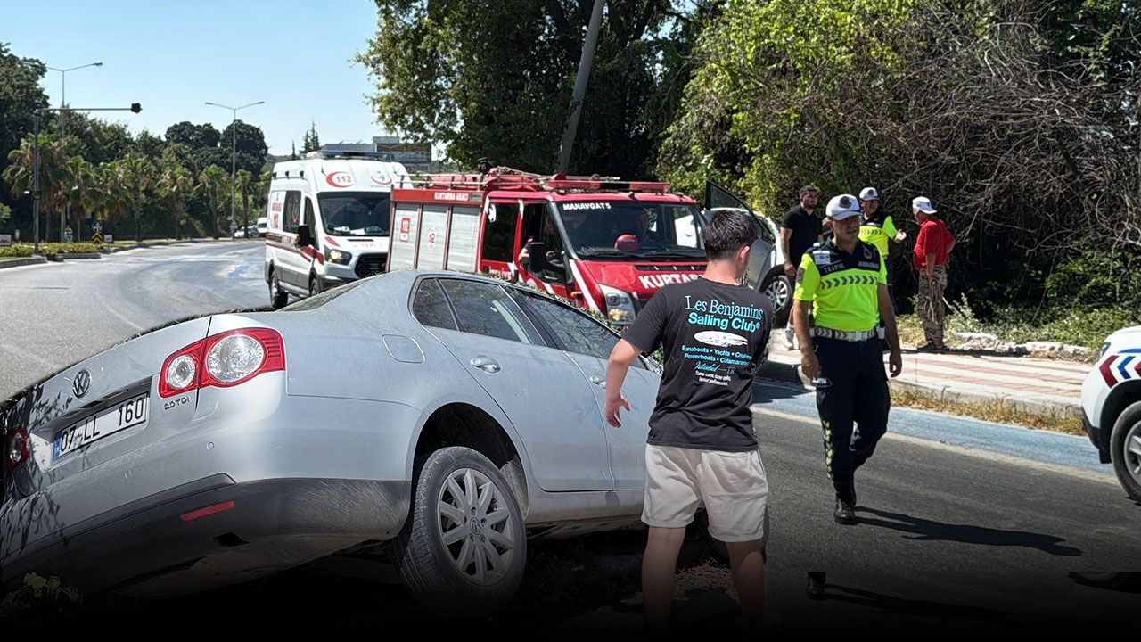 Manavgat’ta Kontrolden Çıkan Otomobil Kaldırımda Asılı Kaldı!