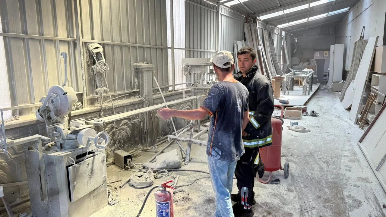 Antalya’da Mobilya Fabrikasında Yangın: 2 İşçi Yaralandı