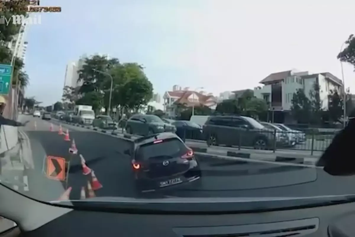 Singapur’da Kabus Gibi Anlar: Yol Çöktü, Araç Dev Çukura Gömüldü