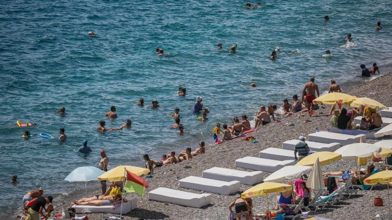 Denizler Alarm Veriyor: Antalya Sahillerinde Sıcaklık 31 Dereceyi Aştı