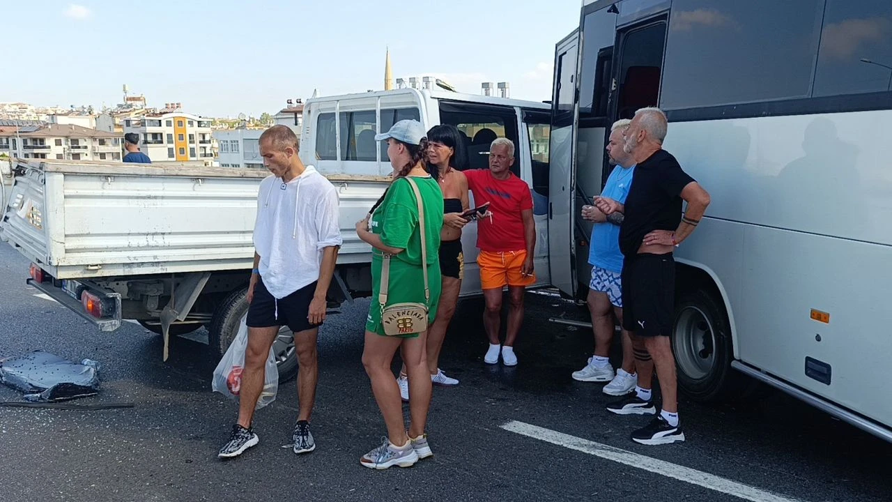 MANAVGAT’TA ZİNCİRLEME KAZA: TURİSTLER BAŞKA OTOBÜSE AKTARILDI