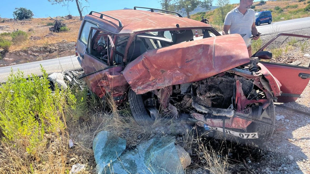 Antalya’da Korkunç Kaza: Otomobiller Kafa Kafaya Çarpıştı, 6 Yaralı