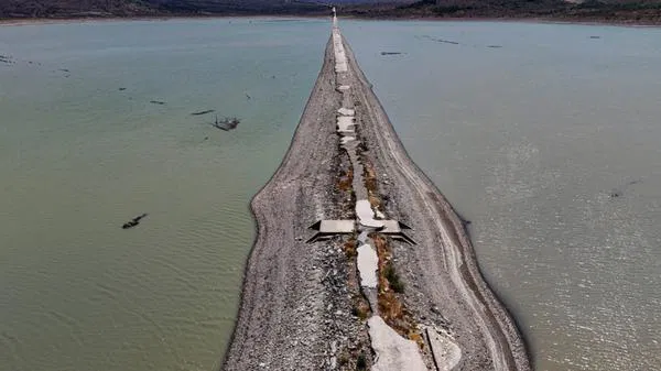 İzmir’de Baraj Alarm Verdi: Su Seviyesi Düştü, Eski İzmir-Çeşme Yolu Ortaya Çıktı