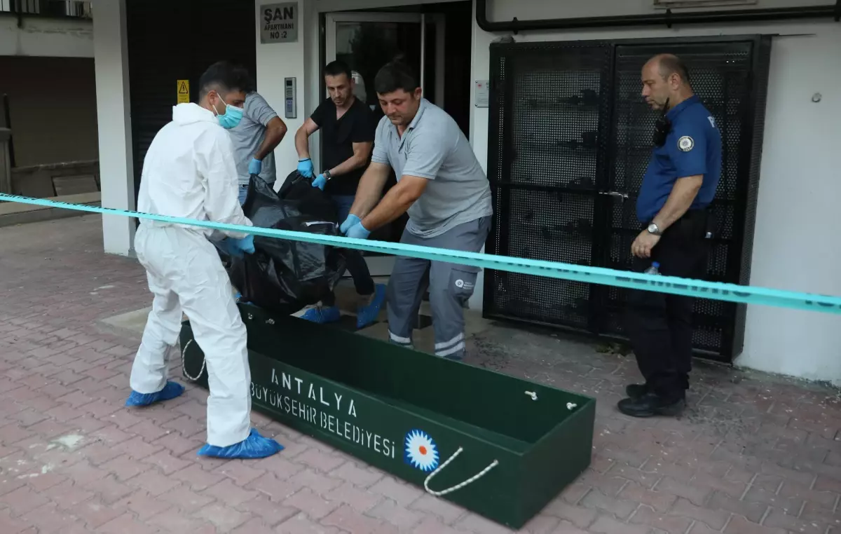 Trans Birey Nida Nazlıer Evinde Boğazı Kesilmiş Halde Ölü Bulundu
