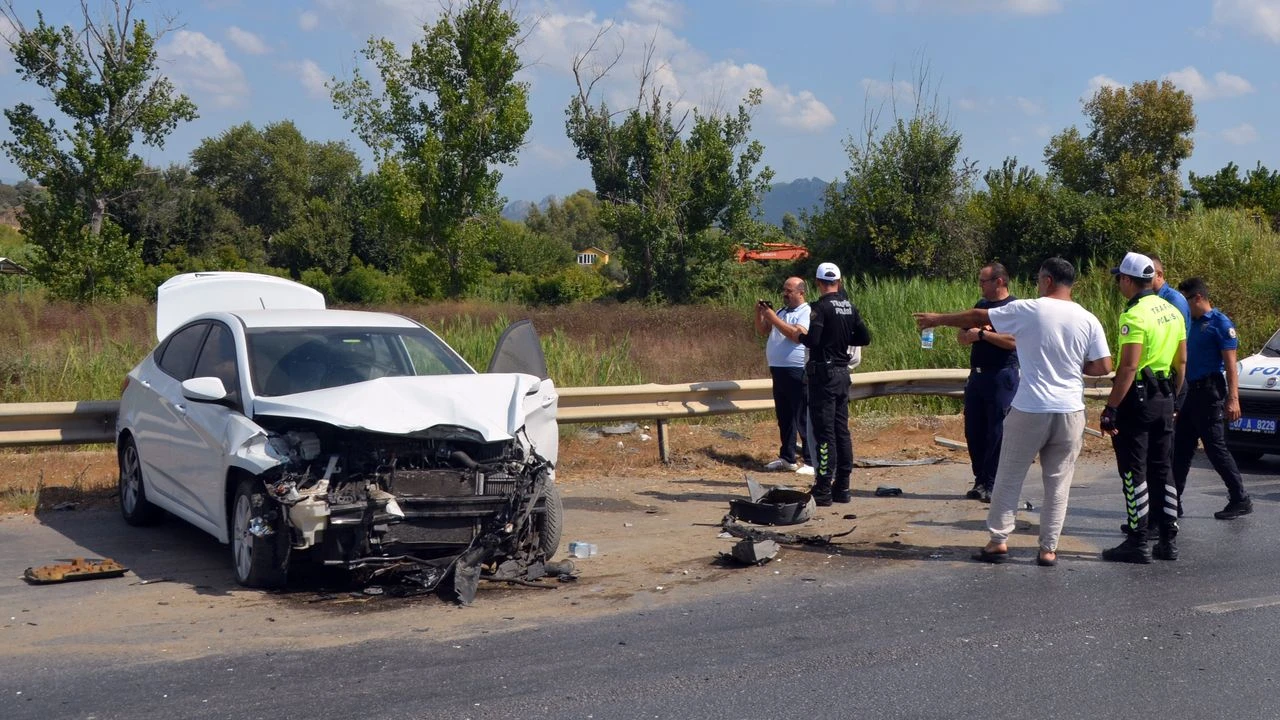 Manavgat’ta Korku Dolu Anlar: Otomobil Bariyere Çarptı