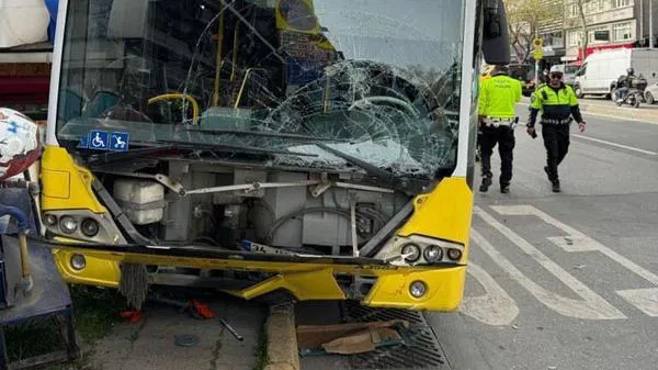 Kadıköy’de Alkollü İETT Şoförü Bariyerlere Çarptı: 2 Yaralı